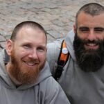 cinco frades mortos há 430 anos avançam rumo à santidade, e a imagem mostra frades franciscanos reunidos, em referência aos missionários espanhóis conhecidos como mártires da Geórgia
