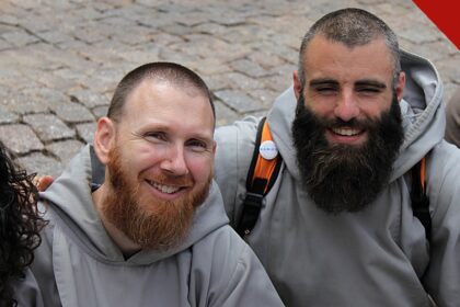 cinco frades mortos há 430 anos avançam rumo à santidade, e a imagem mostra frades franciscanos reunidos, em referência aos missionários espanhóis conhecidos como mártires da Geórgia