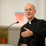 ministério LGBT de James Martin publica Confiteor LGBTQ, e a imagem mostra o padre jesuíta James Martin falando em um púlpito, fundador do ministério Outreach que publicou o ensaio
