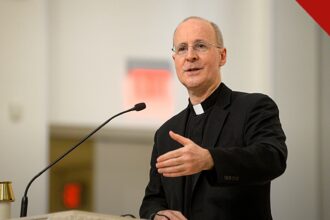 ministério LGBT de James Martin publica Confiteor LGBTQ, e a imagem mostra o padre jesuíta James Martin falando em um púlpito, fundador do ministério Outreach que publicou o ensaio