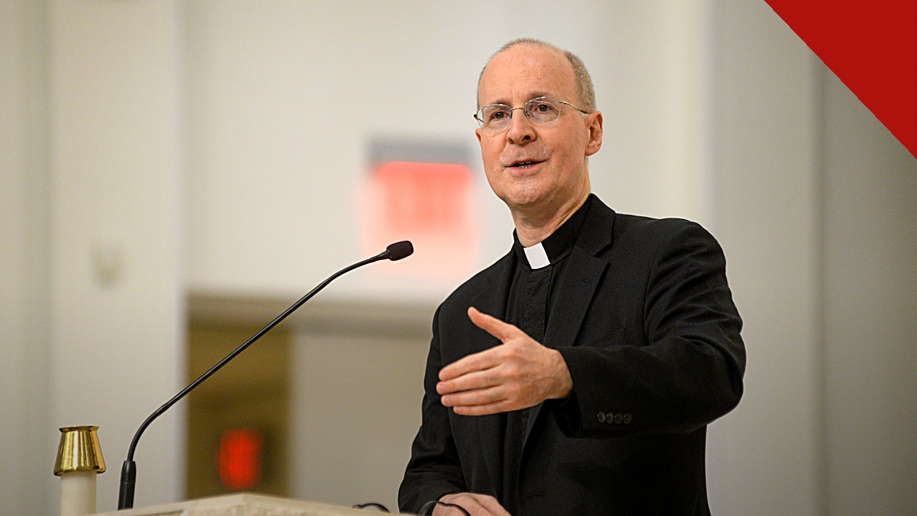 ministério LGBT de James Martin publica Confiteor LGBTQ, e a imagem mostra o padre jesuíta James Martin falando em um púlpito, fundador do ministério Outreach que publicou o ensaio