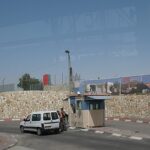 ataque em checkpoint de Israel tem detalhe apontado como milagre, e a imagem mostra um checkpoint em Israel, em foto de arquivo, em referência ao posto temporário que interrompeu o plano dos atiradores perto de Hebron