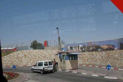 ataque em checkpoint de Israel tem detalhe apontado como milagre, e a imagem mostra um checkpoint em Israel, em foto de arquivo, em referência ao posto temporário que interrompeu o plano dos atiradores perto de Hebron