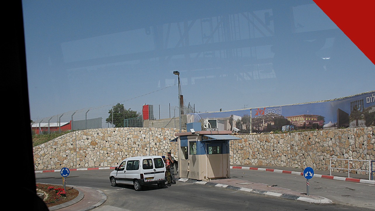 ataque em checkpoint de Israel tem detalhe apontado como milagre, e a imagem mostra um checkpoint em Israel, em foto de arquivo, em referência ao posto temporário que interrompeu o plano dos atiradores perto de Hebron