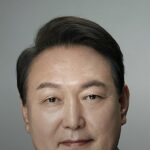 promotor pede pena de morte para ex-presidente da Coreia do Sul, e a imagem mostra o retrato oficial de Yoon Suk-yeol, ex-presidente sul-coreano condenado por liderar uma insurreição com a lei marcial de 2024