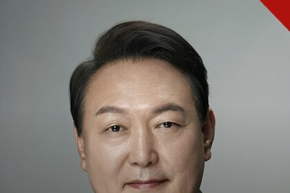 promotor pede pena de morte para ex-presidente da Coreia do Sul, e a imagem mostra o retrato oficial de Yoon Suk-yeol, ex-presidente sul-coreano condenado por liderar uma insurreição com a lei marcial de 2024