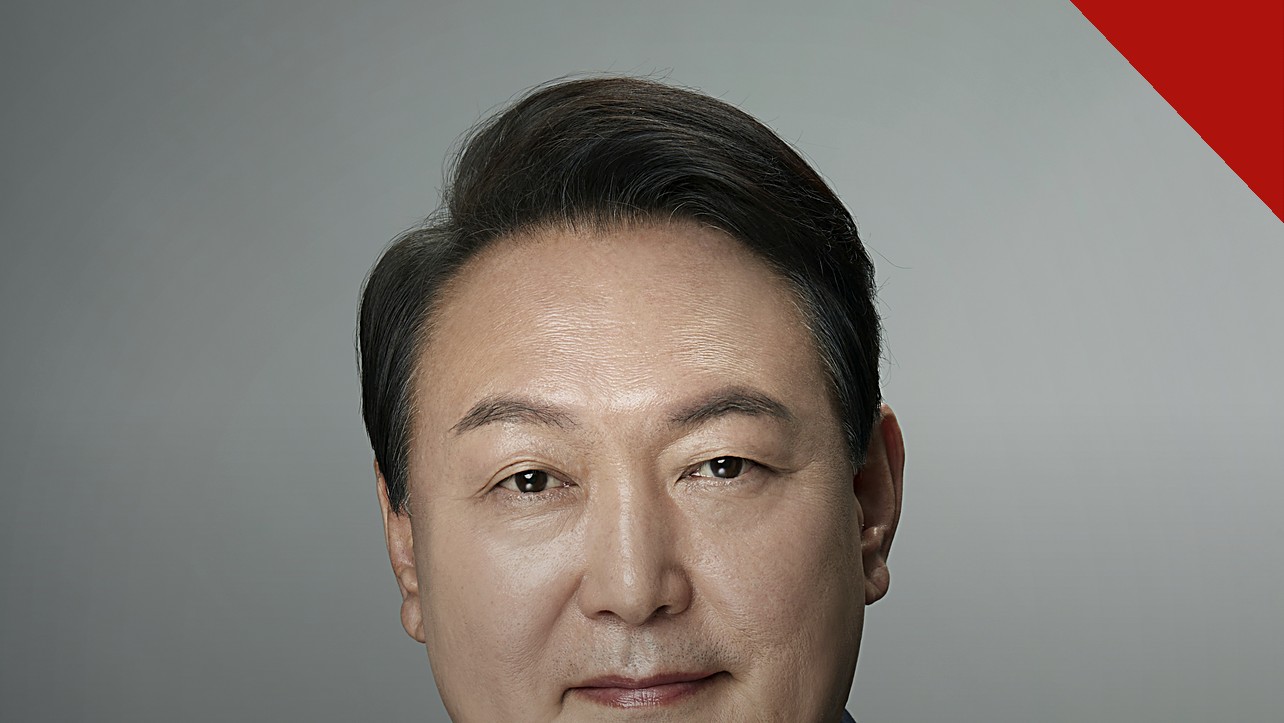 promotor pede pena de morte para ex-presidente da Coreia do Sul, e a imagem mostra o retrato oficial de Yoon Suk-yeol, ex-presidente sul-coreano condenado por liderar uma insurreição com a lei marcial de 2024