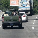 El Salvador promete 2 mil soldados para restaurar a ordem no Haiti em apoio às operações contra gangues e à busca por técnicos desaparecidos, e a imagem mostra uma patrulha do Exército salvadorenho em Santa Tecla, em foto de arquivo