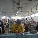 Karsten fecha fábrica em Ibirama após abrir unidade no Paraguai e encerra a produção de jogos de cama na cidade catarinense, e a imagem mostra trabalhadoras em uma linha de costura industrial, em foto ilustrativa de arquivo