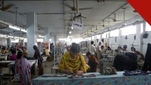 Karsten fecha fábrica em Ibirama após abrir unidade no Paraguai e encerra a produção de jogos de cama na cidade catarinense, e a imagem mostra trabalhadoras em uma linha de costura industrial, em foto ilustrativa de arquivo