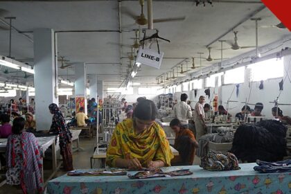 Karsten fecha fábrica em Ibirama após abrir unidade no Paraguai e encerra a produção de jogos de cama na cidade catarinense, e a imagem mostra trabalhadoras em uma linha de costura industrial, em foto ilustrativa de arquivo