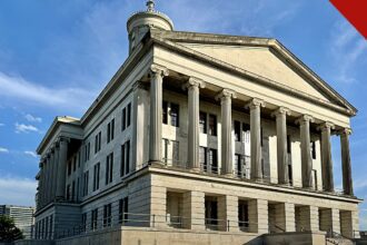 Christa Pike relata dor após sobreviver à execução no Tennessee, e a imagem mostra o Capitólio do Tennessee, em Nashville, o estado onde a tentativa de execução ocorreu e onde a pena dela segue em disputa judicial