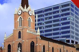 igreja de Ohio pega fogo horas após sinais de arrombamento, e a imagem mostra a fachada de uma igreja de tijolos em Columbus, Ohio, em foto de arquivo, em referência ao templo destruído pelo incêndio na cidade