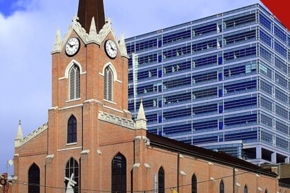 igreja de Ohio pega fogo horas após sinais de arrombamento, e a imagem mostra a fachada de uma igreja de tijolos em Columbus, Ohio, em foto de arquivo, em referência ao templo destruído pelo incêndio na cidade