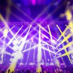 MC Guimê anuncia transição para o gospel em apresentação de despedida do funk após 17 anos de carreira, e a imagem mostra uma plateia diante de palco iluminado em show, em foto ilustrativa de arquivo