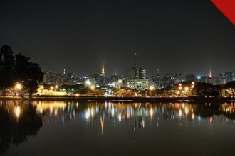 desemprego cai para 5,2% no Brasil no trimestre encerrado em setembro, segundo o IBGE, e a imagem mostra uma vista da cidade de São Paulo, em foto de arquivo