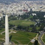 assembleia de oração pela América reúne fiéis no National Mall neste sábado, 31 de outubro, em Washington, e a imagem mostra o National Mall com o Monumento a Washington, em foto de arquivo