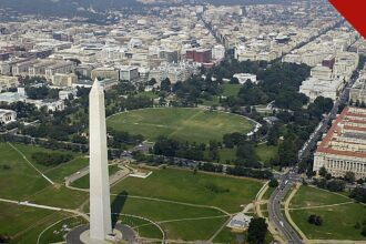 assembleia de oração pela América reúne fiéis no National Mall neste sábado, 31 de outubro, em Washington, e a imagem mostra o National Mall com o Monumento a Washington, em foto de arquivo