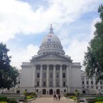 liberdade de igrejas em emergências em Wisconsin, e a imagem mostra o Capitólio do Estado de Wisconsin, em Madison, sede do poder estadual onde a emenda foi aprovada pela legislatura