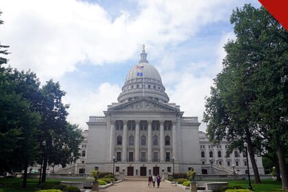 liberdade de igrejas em emergências em Wisconsin, e a imagem mostra o Capitólio do Estado de Wisconsin, em Madison, sede do poder estadual onde a emenda foi aprovada pela legislatura