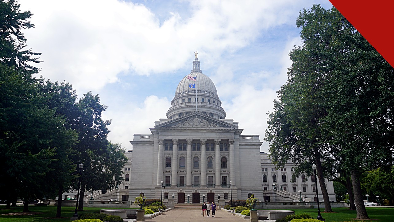 liberdade de igrejas em emergências em Wisconsin, e a imagem mostra o Capitólio do Estado de Wisconsin, em Madison, sede do poder estadual onde a emenda foi aprovada pela legislatura