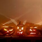 ex-líder satânico alerta cristãos sobre o Halloween, e a imagem mostra abóboras de Halloween enfileiradas, símbolo da festa criticada pelo ex-líder satânico em entrevista