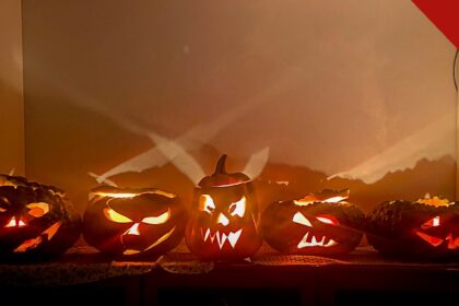 ex-líder satânico alerta cristãos sobre o Halloween, e a imagem mostra abóboras de Halloween enfileiradas, símbolo da festa criticada pelo ex-líder satânico em entrevista