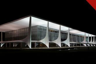 PT amplia ofensiva com pedidos de apreensão de passaportes, e a imagem mostra o Palácio do Planalto, em Brasília, sede do governo federal, em referência à ofensiva judicial de integrantes do PT contra opositores