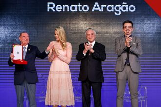 Justiça manda penhorar mansão de Renato Aragão por dívida de IPTU no Rio de Janeiro, e a imagem mostra o humorista Renato Aragão ao receber a Ordem do Mérito Cultural, em foto de arquivo