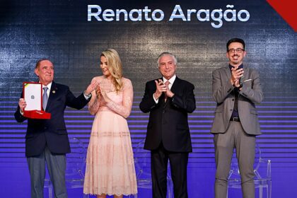 Justiça manda penhorar mansão de Renato Aragão por dívida de IPTU no Rio de Janeiro, e a imagem mostra o humorista Renato Aragão ao receber a Ordem do Mérito Cultural, em foto de arquivo