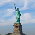 procura por green card dispara após reeleição de Lula entre brasileiros que buscam morar nos Estados Unidos, e a imagem mostra a Estátua da Liberdade, em Nova York, em foto de arquivo