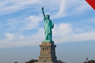 procura por green card dispara após reeleição de Lula entre brasileiros que buscam morar nos Estados Unidos, e a imagem mostra a Estátua da Liberdade, em Nova York, em foto de arquivo