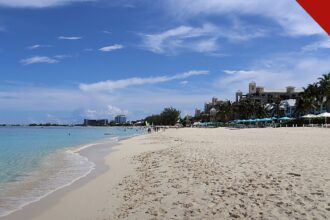 Savannah Chrisley se casou em segredo nas Ilhas Cayman com Jason Galanis em julho, segundo registros repercutidos pela imprensa americana, e a imagem mostra a praia Seven Mile Beach, em Grand Cayman, em foto de arquivo