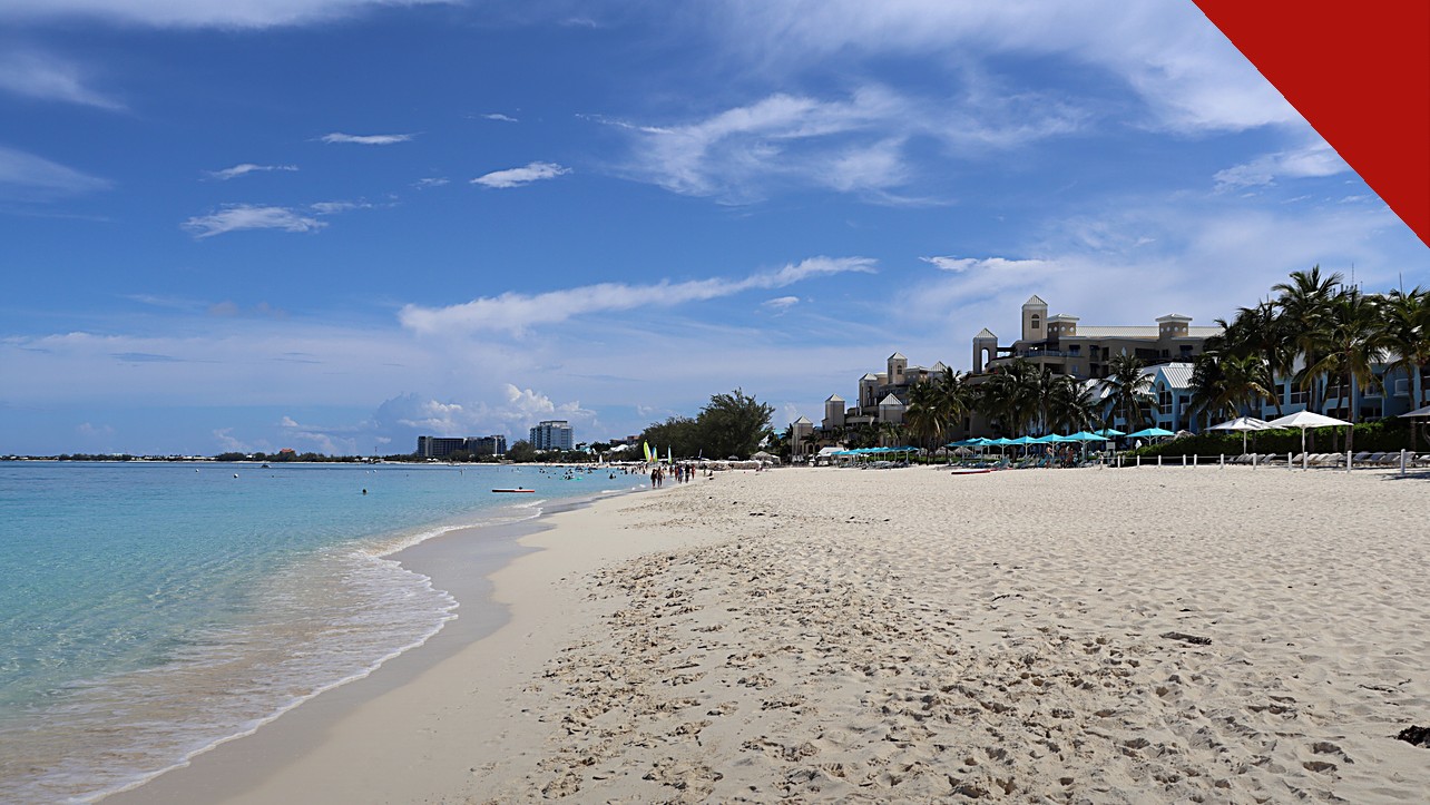 Savannah Chrisley se casou em segredo nas Ilhas Cayman com Jason Galanis em julho, segundo registros repercutidos pela imprensa americana, e a imagem mostra a praia Seven Mile Beach, em Grand Cayman, em foto de arquivo