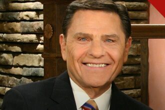 família de Kenneth Copeland fala sobre sucessão no ministério, e a imagem mostra Kenneth Copeland em retrato de arquivo de 2011, o fundador do ministério cuja sucessão foi tema da entrevista da família