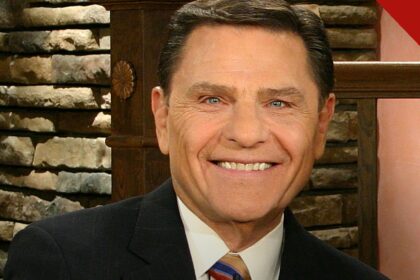 família de Kenneth Copeland fala sobre sucessão no ministério, e a imagem mostra Kenneth Copeland em retrato de arquivo de 2011, o fundador do ministério cuja sucessão foi tema da entrevista da família