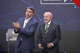 Lula pede anulação da candidatura de Flávio: o presidente e o senador Flávio Bolsonaro lado a lado durante debate do segundo turno
