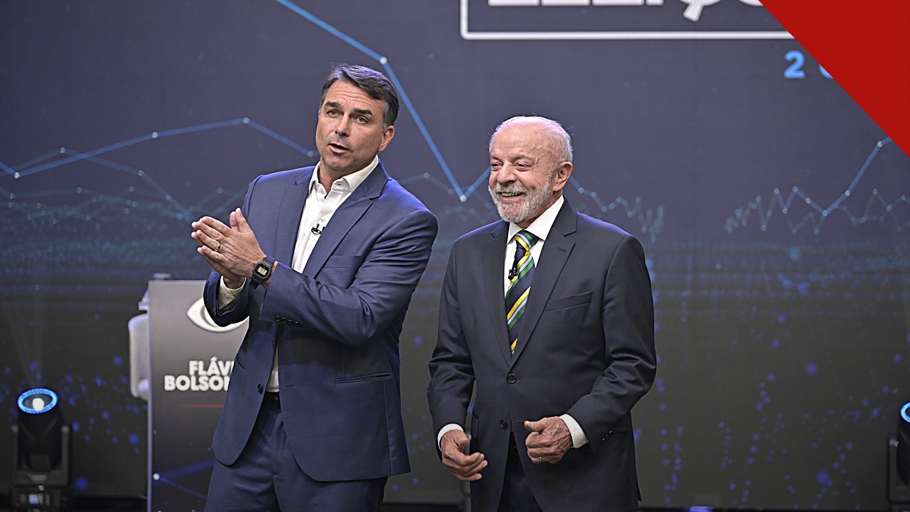 Lula pede anulação da candidatura de Flávio: o presidente e o senador Flávio Bolsonaro lado a lado durante debate do segundo turno