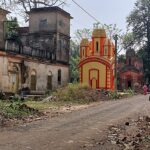 família cristã na Índia perde lar por recusa em negar Jesus, e a imagem mostra uma vila rural na Índia, com casas simples e vegetação, em referência à vila de Bhandardigi, em Chhattisgarh, onde a família vivia