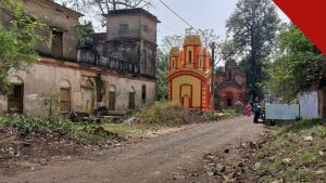 família cristã na Índia perde lar por recusa em negar Jesus, e a imagem mostra uma vila rural na Índia, com casas simples e vegetação, em referência à vila de Bhandardigi, em Chhattisgarh, onde a família vivia