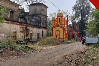família cristã na Índia perde lar por recusa em negar Jesus, e a imagem mostra uma vila rural na Índia, com casas simples e vegetação, em referência à vila de Bhandardigi, em Chhattisgarh, onde a família vivia
