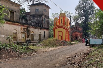 família cristã na Índia perde lar por recusa em negar Jesus, e a imagem mostra uma vila rural na Índia, com casas simples e vegetação, em referência à vila de Bhandardigi, em Chhattisgarh, onde a família vivia