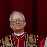 Papa Leão XIV diz que inteligência artificial nunca será pessoa, e a imagem mostra o Papa Leão XIV em foto de arquivo, de vestes vermelhas e douradas e acenando, o pontífice que recebeu os participantes da conferência sobre IA no Palácio Apostólico
