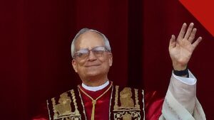 Papa Leão XIV diz que inteligência artificial nunca será pessoa, e a imagem mostra o Papa Leão XIV em foto de arquivo, de vestes vermelhas e douradas e acenando, o pontífice que recebeu os participantes da conferência sobre IA no Palácio Apostólico