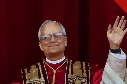 Papa Leão XIV diz que inteligência artificial nunca será pessoa, e a imagem mostra o Papa Leão XIV em foto de arquivo, de vestes vermelhas e douradas e acenando, o pontífice que recebeu os participantes da conferência sobre IA no Palácio Apostólico