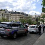 França mobiliza 70 mil policiais para o Halloween após alerta do ministro do Interior, e a imagem mostra policiais da Polícia Nacional francesa em controle de trânsito em Paris, em foto ilustrativa de arquivo