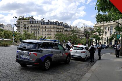 França mobiliza 70 mil policiais para o Halloween após alerta do ministro do Interior, e a imagem mostra policiais da Polícia Nacional francesa em controle de trânsito em Paris, em foto ilustrativa de arquivo