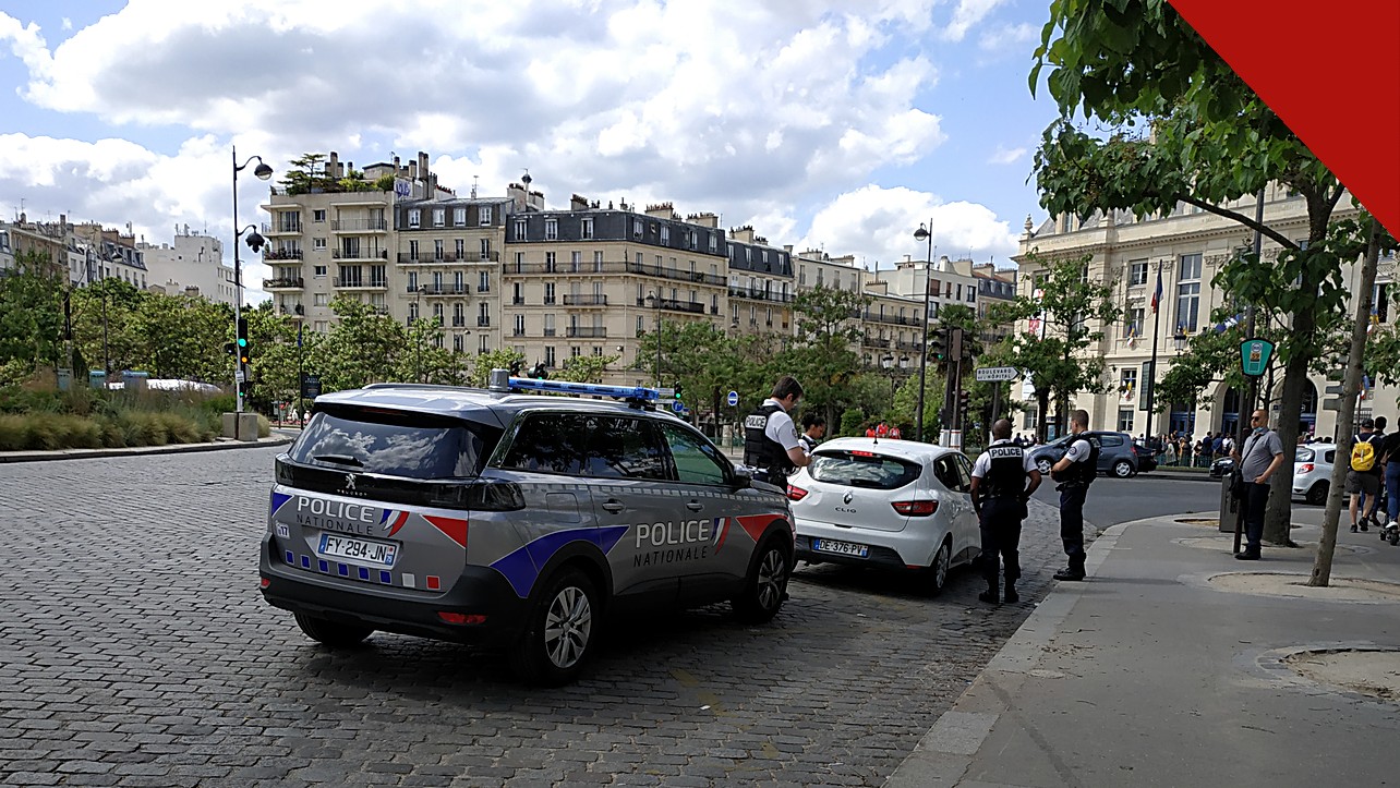 França mobiliza 70 mil policiais para o Halloween após alerta do ministro do Interior, e a imagem mostra policiais da Polícia Nacional francesa em controle de trânsito em Paris, em foto ilustrativa de arquivo