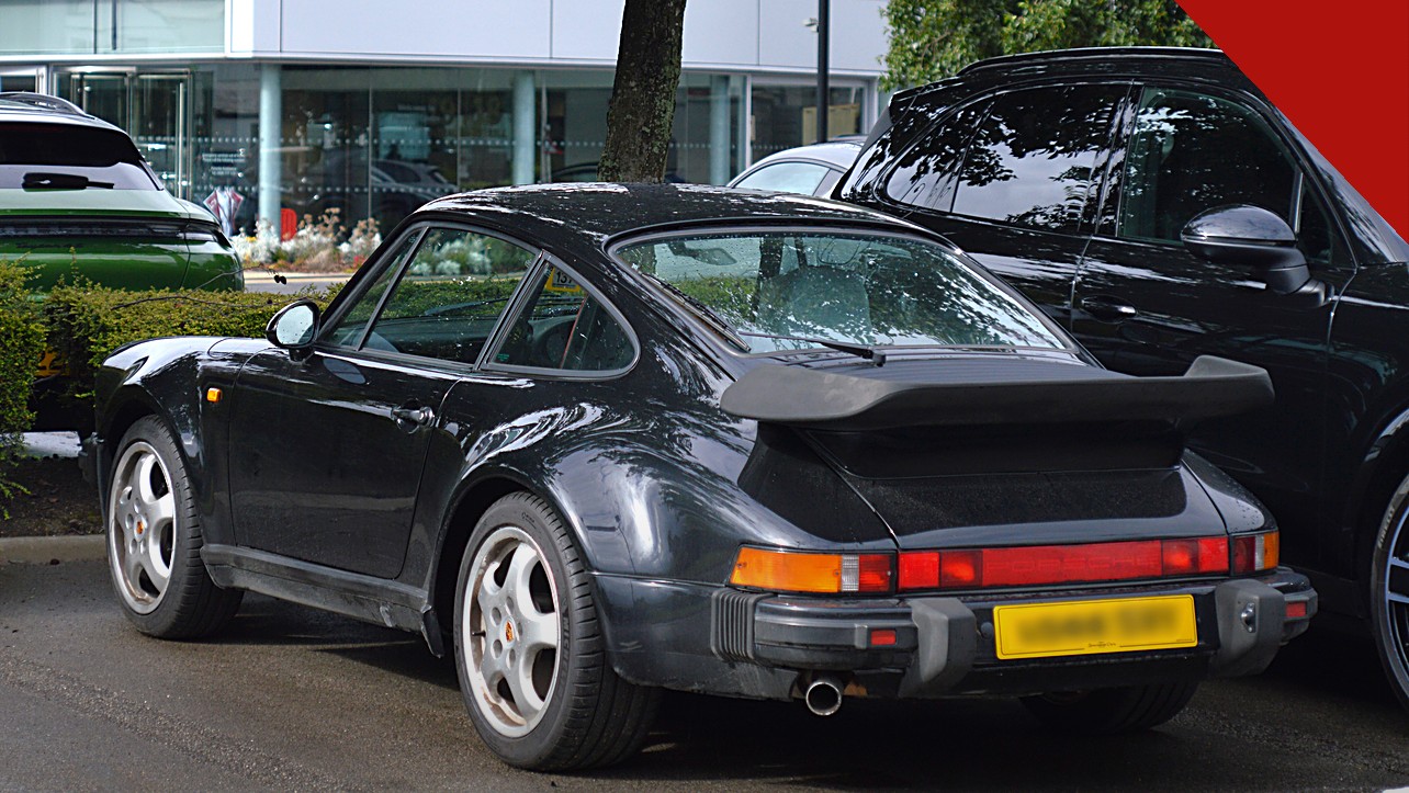 Fernando Sastre é condenado a 17 anos de prisão: Porsche 911 preto estacionado, modelo do carro envolvido no acidente que matou Orlando da Silva Viana em São Paulo