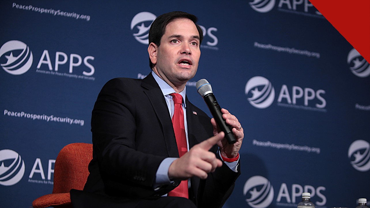 democratas cobram Rubio sobre Flávio Bolsonaro: Marco Rubio fala ao microfone em evento nos Estados Unidos